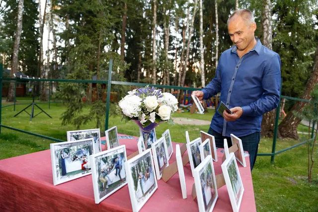 Фотографии гостей в зоне выдачи