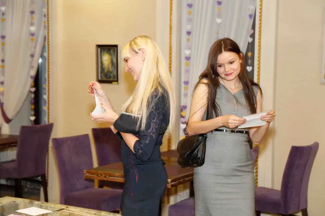 Гости у стола с готовыми фотографиями